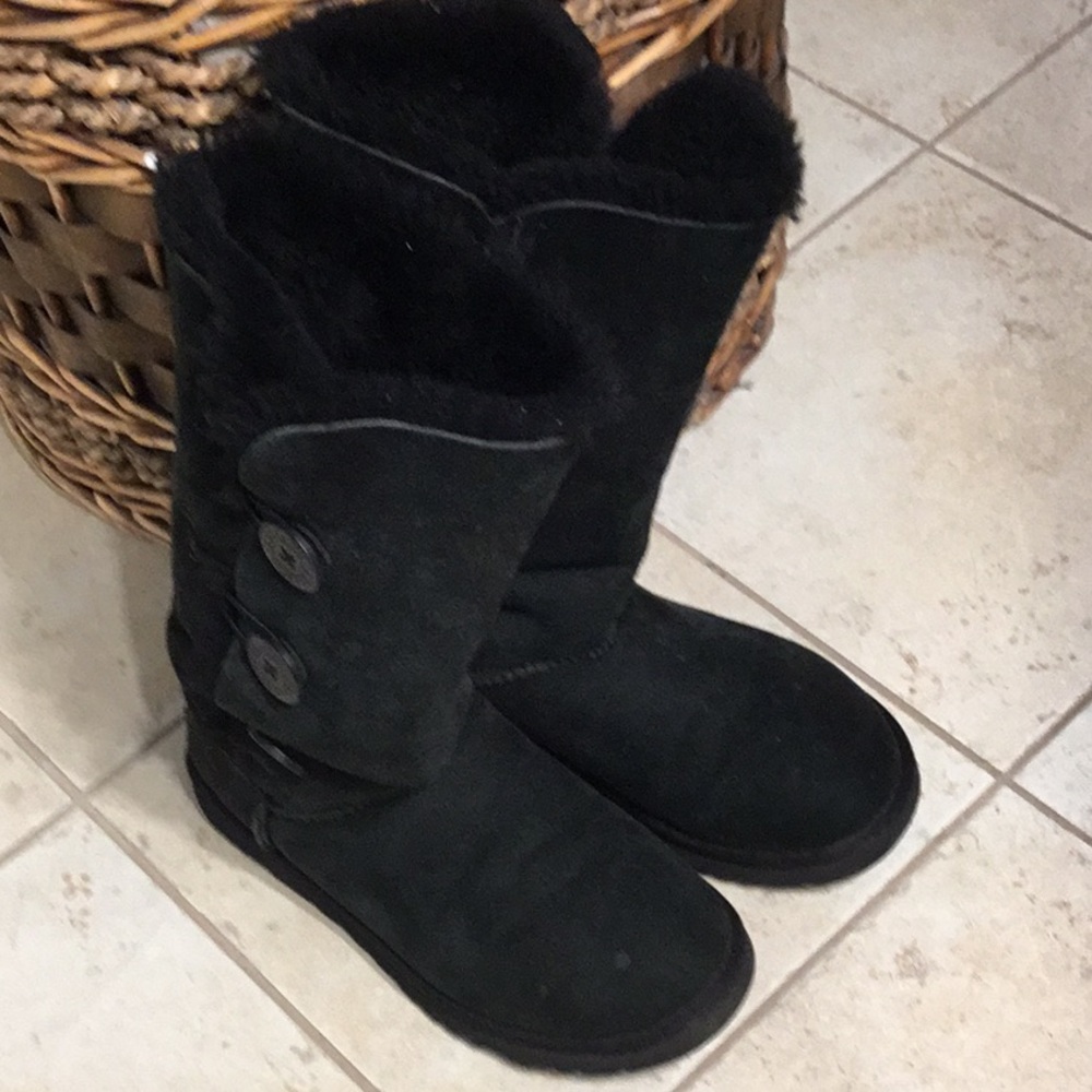 Ugg 3 button classic tall boots in black shearling lined size 9